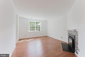 Building Photo - 2725 S Walter Reed Dr