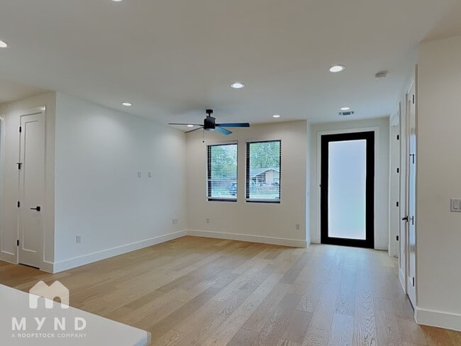 Foto del edificio - 1119 Mahan Dr