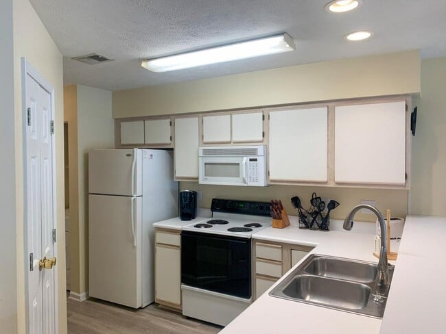 Building Photo - 606 Waterway Village Blvd 28A