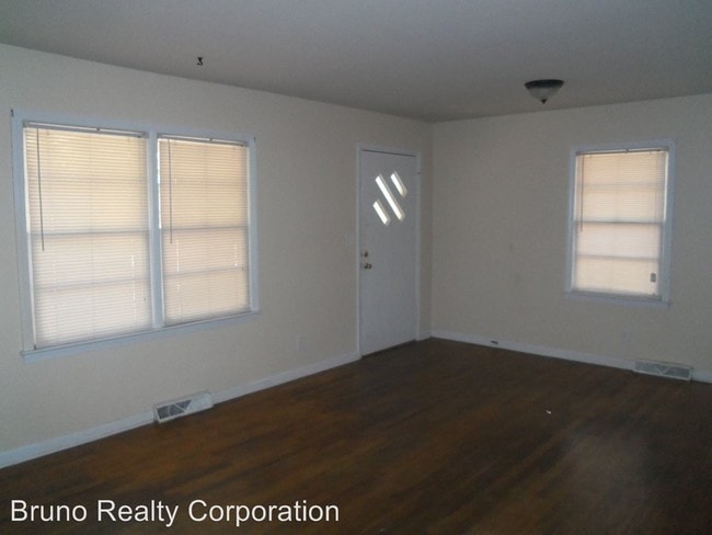 Building Photo - 8227 Lakeview Dr SW