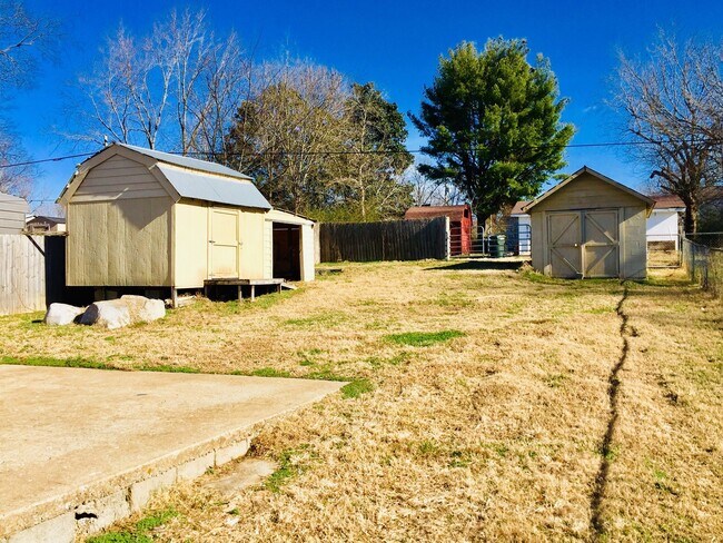 Building Photo - Don't Look Past this Home in Old Hickory!