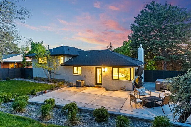 Building Photo - 3065 S Cascade Way