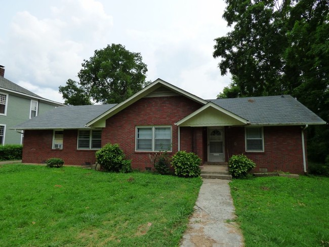 Building Photo - HUGE 2BR/2B Duplex near Downtown Murfreesboro