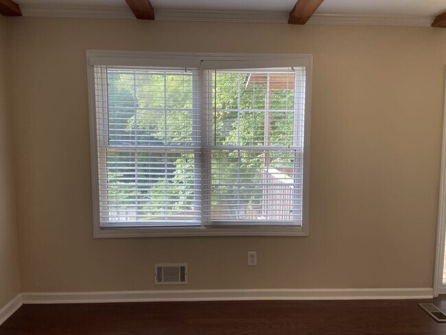 Foto del edificio - 902 Highland Ter NE