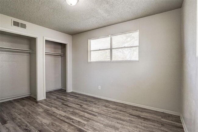 Foto del edificio - 714 Old Martindale Rd