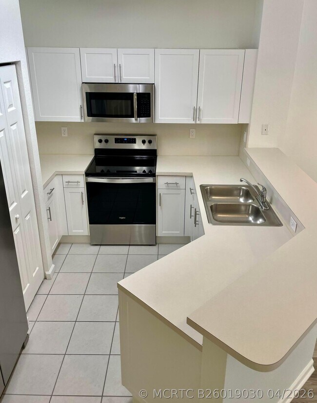 Building Photo - 5064 SE Mariner Garden Cir
