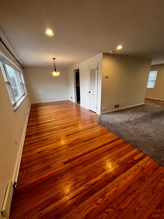 Building Photo - 137 Wrenwood Ln