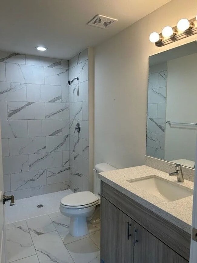 Foto del edificio - Beautiful 2 Bed \ 2 Bath Apartment in a New community!  First month's rent: $999.00