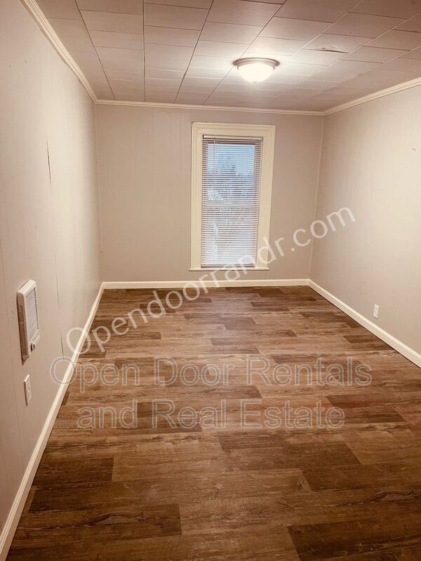 Building Photo - 422 N Riley St