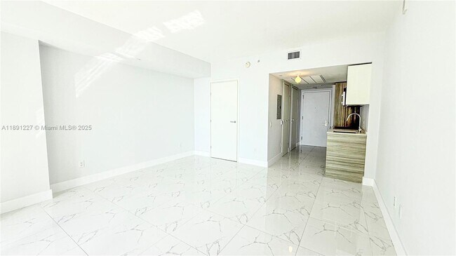 Building Photo - 1300 Brickell Bay Dr