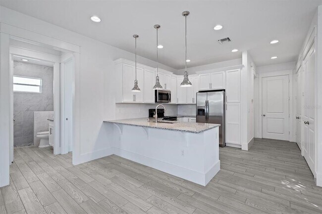 Building Photo - 667 SW Cleveland Ave