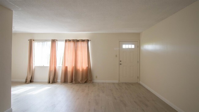 Foto del edificio - 3204 East 2nd Street - 8