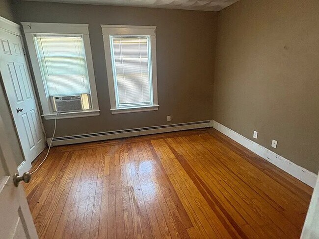 Building Photo - 121 Stanwood St
