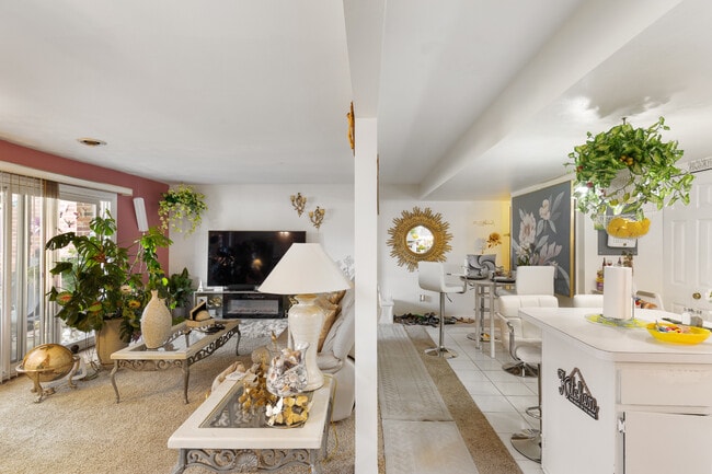 Building Photo - Cambridge Manor