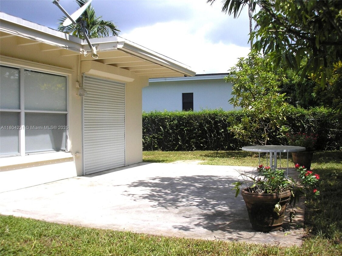 Building Photo - 11111 SW 78th Ct