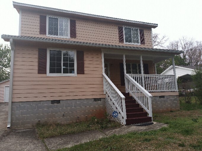 Foto principal - Move In Ready 3 Bedroom 2 Full Bath Home! ...