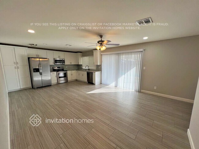 Foto del edificio - 2461 E Manhatton Dr