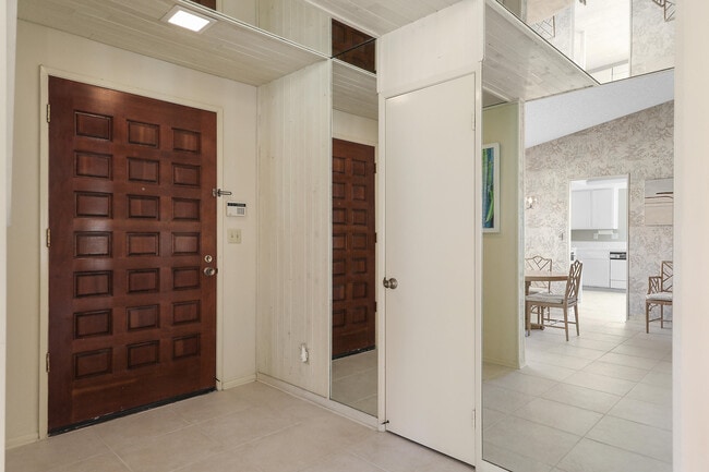 Building Photo - 175 Gran Via