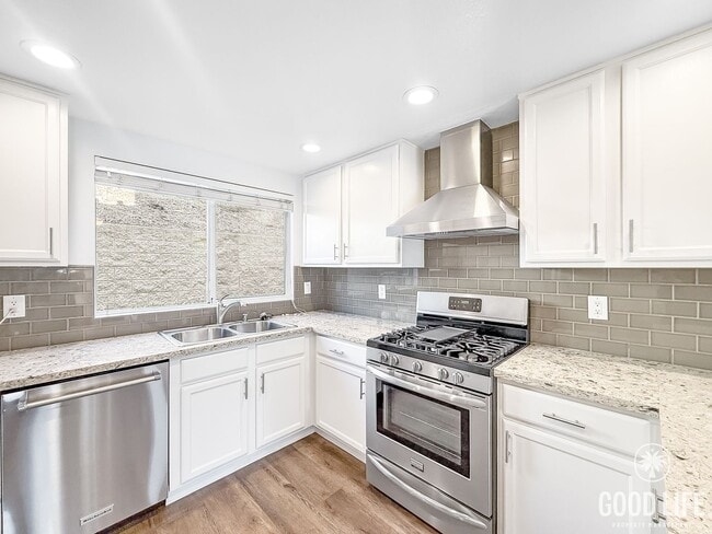 Foto del edificio - Stunning 2B/2.5BA Townhome in Mission Hill...
