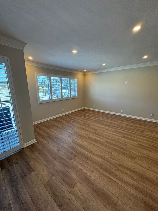 Foto del edificio - Beautiful Spacious Top Floor Condo 1 bed - 1 bath with parking in Burbank