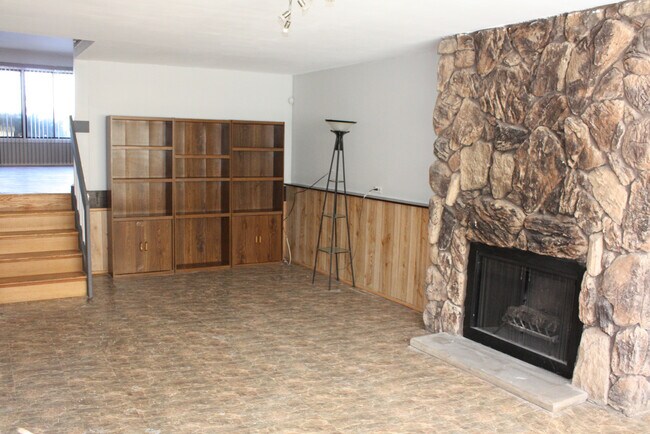 Building Photo - 823 Cherry Valley Rd