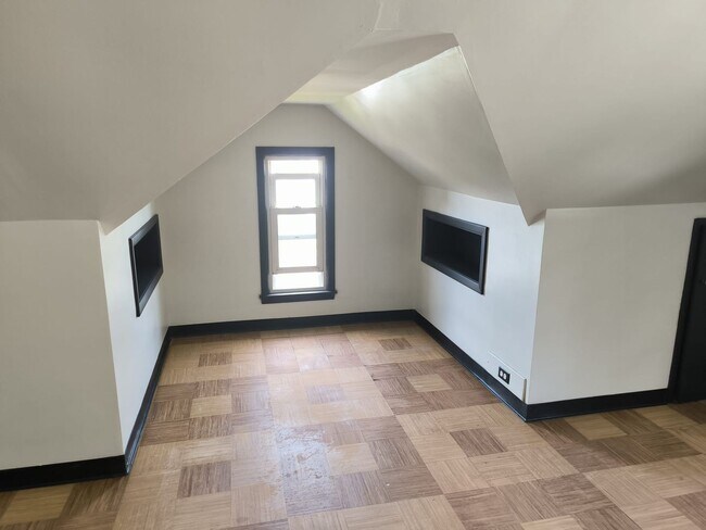 Building Photo - 3 BED 1 BATH SINGLE FAMILY HOME IN BEAUTIF...