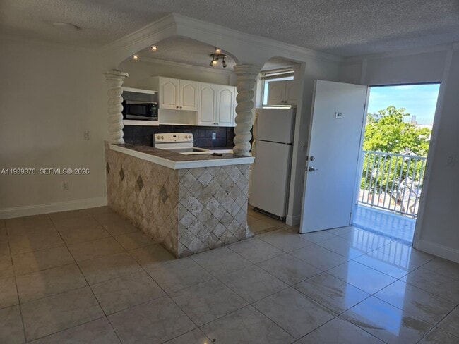 Building Photo - 1801 S Treasure Dr