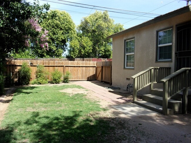 Building Photo - 321 W Birch Ave