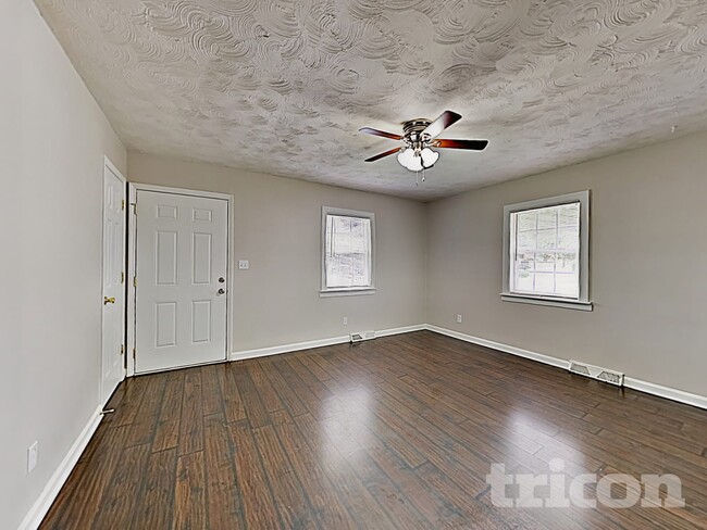 Foto del edificio - 4300 Oak Forest Dr