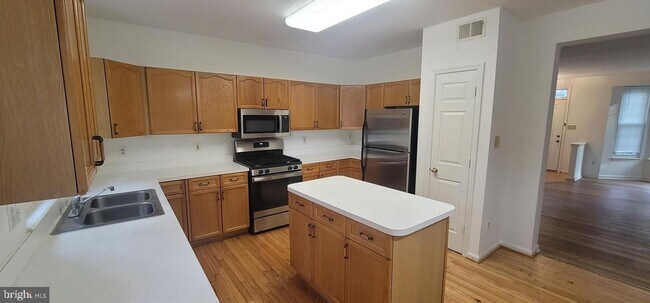Building Photo - Great Location for schools, shopping and d...