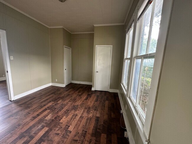 Foto del edificio - 3 bedroom, 1 bathroom Home NOW AVAILABLE!