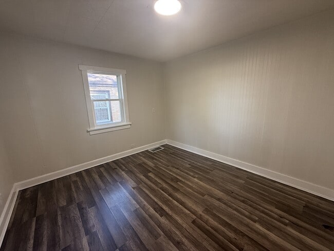 Building Photo - 2804 Kenmore Ave