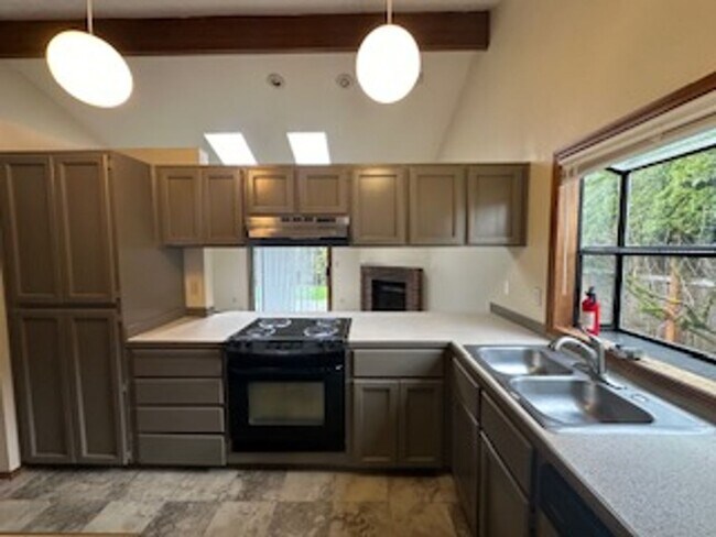 Foto del edificio - Terrific Bethany home with fully fenced ba...