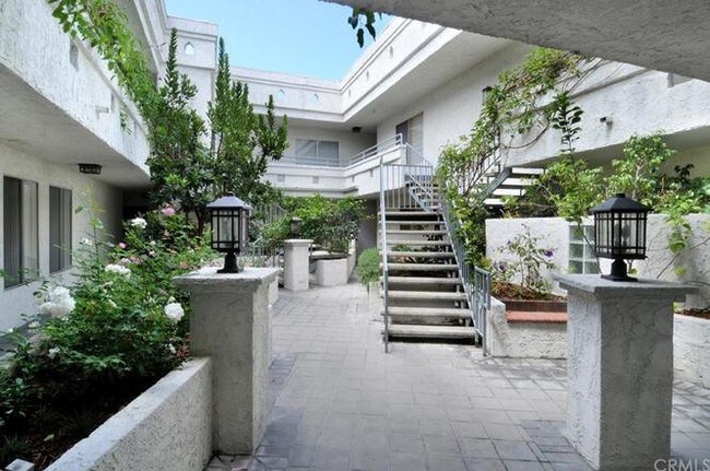 Main walkway - 1741 Granville Ave