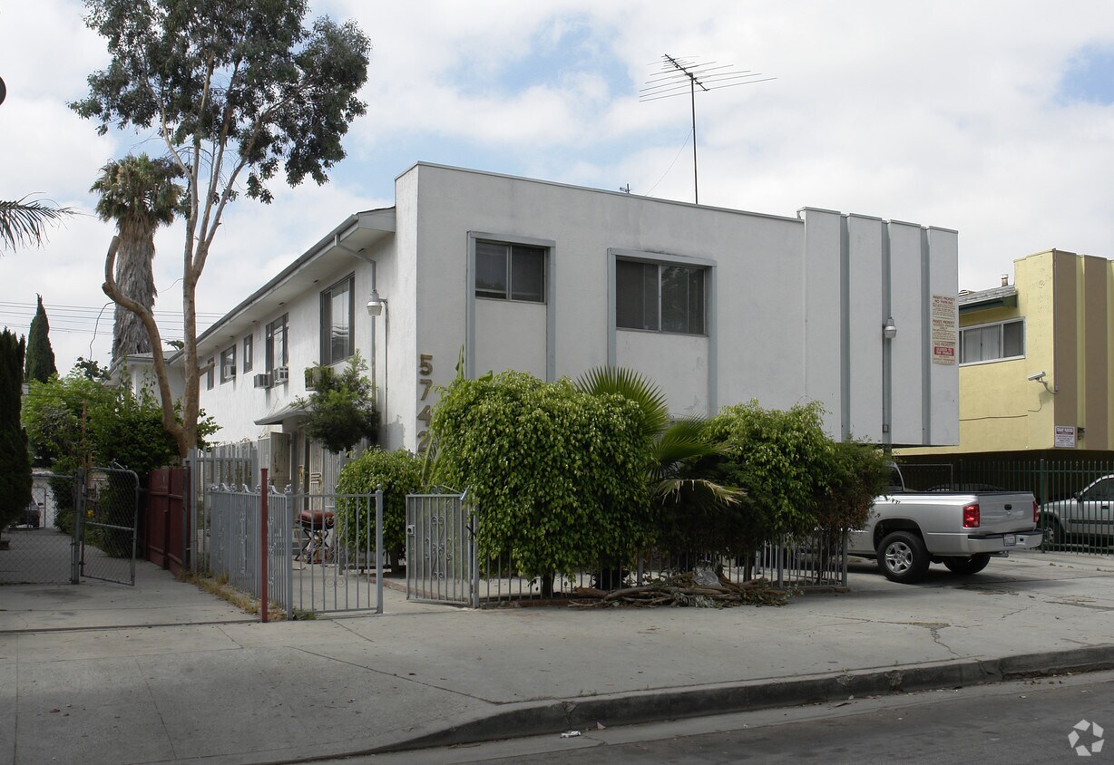 Foto del edificio - 5742 Waring Ave