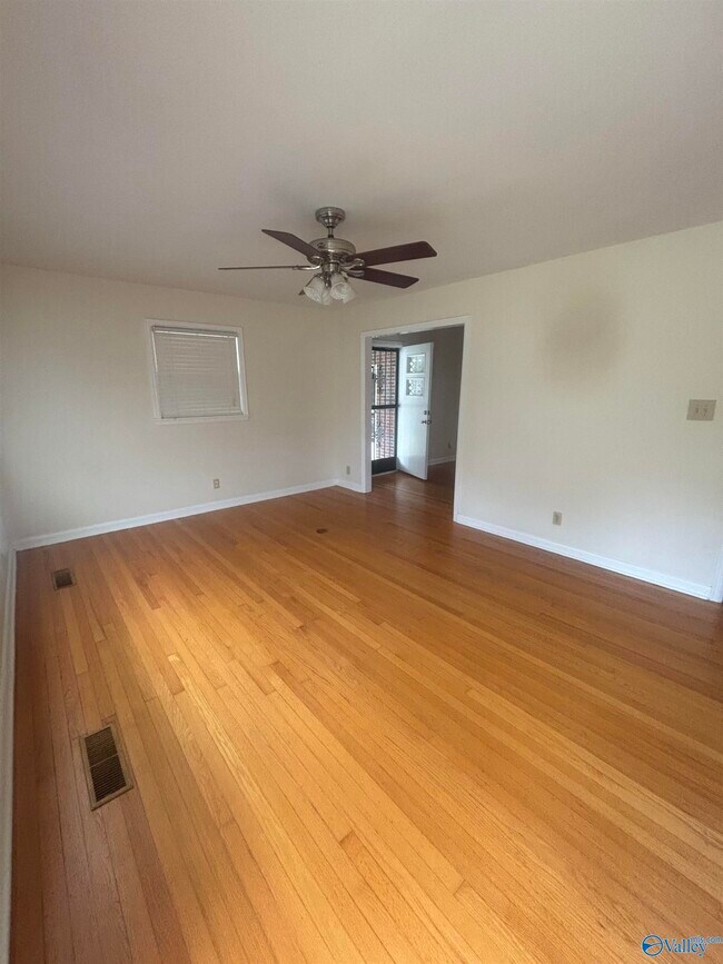 Building Photo - 1805 Stevens Dr NE