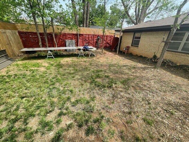 Foto del edificio - 2016 W Noble Ave