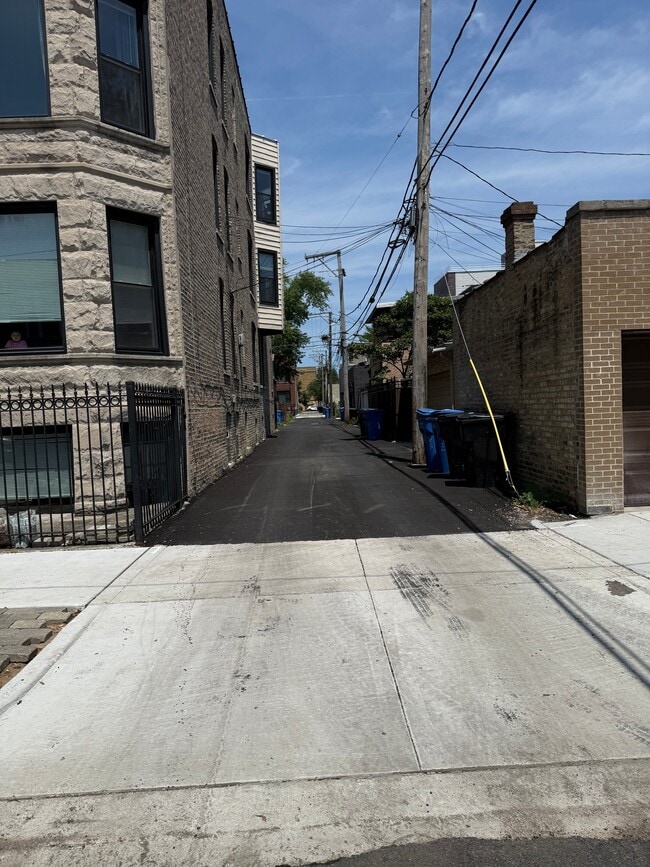 Building Photo - 2312 W Dickens Ave