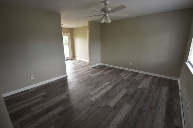 Building Photo - 3 Bedroom, 1 Bath Ranch in Greenfield