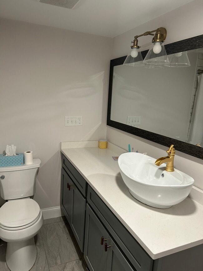 Building Photo - 17 Parker St