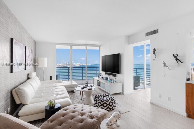 Foto del edificio - 335 S Biscayne Blvd