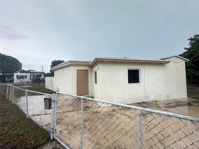 Foto del edificio - 2348 NW 15th St