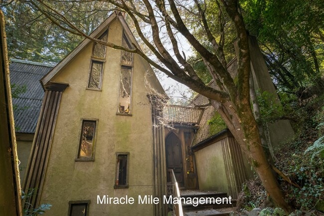 Foto del edificio - Unique Tudor Style Home with bonus cottage