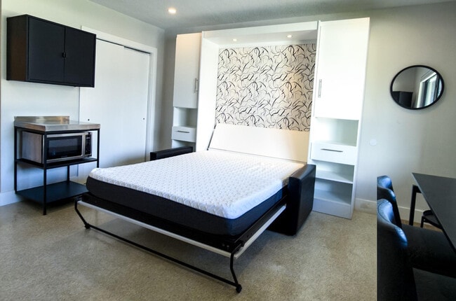 Building Photo - 47 NE 16th Pl