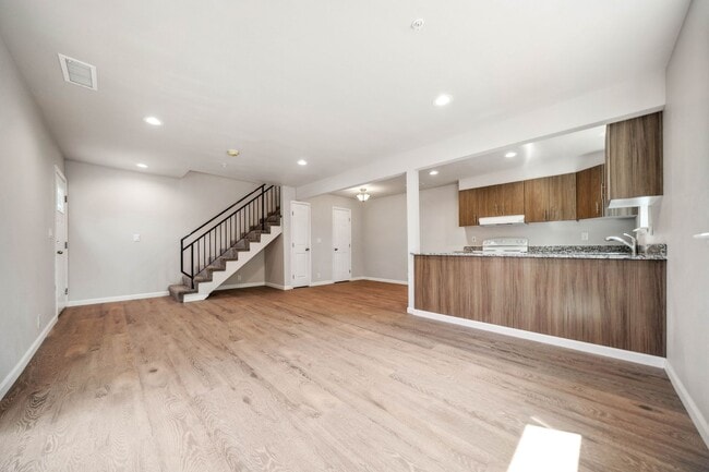 Building Photo - Remodeled apartment all NEW! Convenient lo...