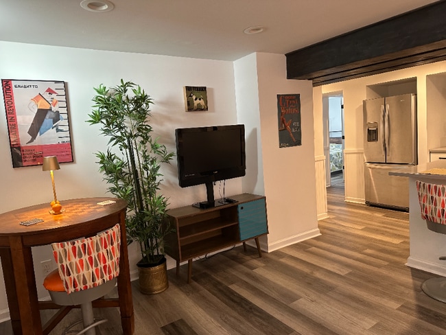 Building Photo - 1022 E State St