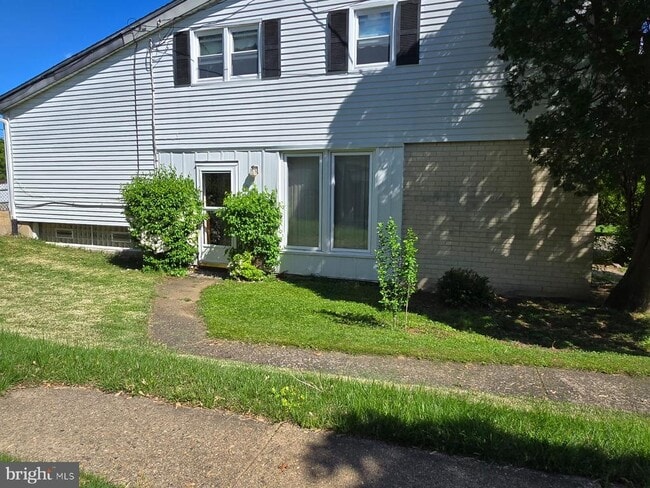 Building Photo - 647 Artwood Dr
