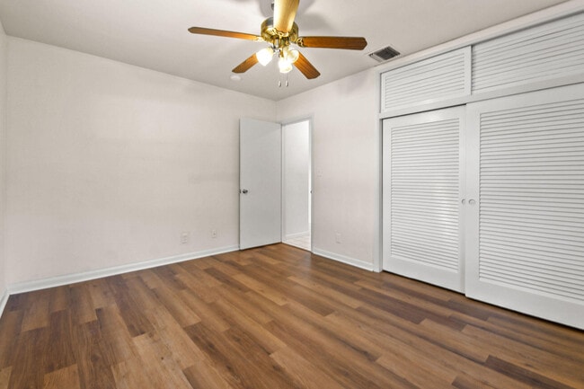 Foto del edificio - 824 Prosperity Farms Rd