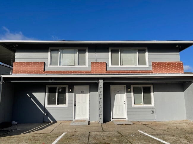 Building Photo - 1835 NE Hillaire Ct