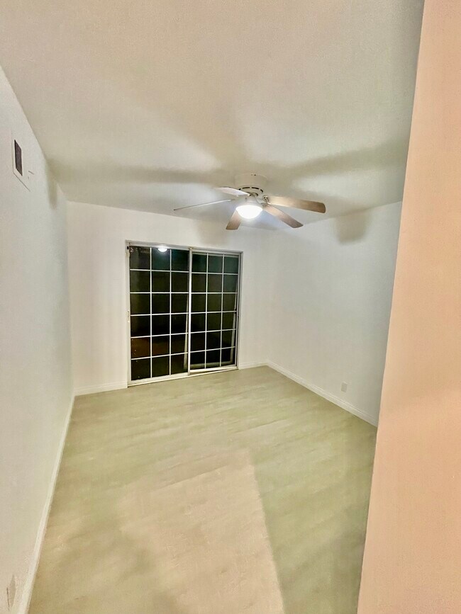 Foto del edificio - 13355 Harding St